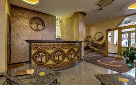 Khan-Chinar Hotel